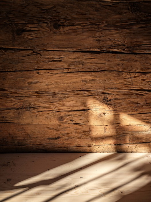 Casa com Telhado Elevado / Maximilian Hartinger Architekt - Imagem 19 de 27