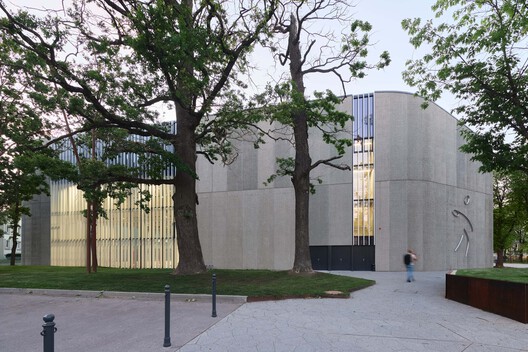 Athletics Arena / Archas - Image 3 of 25