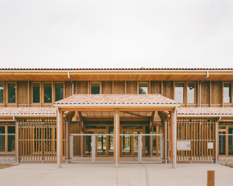 Escuela primaria Elisabeth y Robert Badinter / Ferron & Monnereau Architects + Atelier Besson Bolze - Fotografía exterior, columnas, fijación de vigas