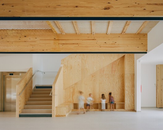 Escola Elisabeth and Robert Badinter / Ferron & Monnereau Architects + Atelier Besson Bolze - Fotografia de Interiores, Escada, Madeira