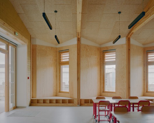 Escola Elisabeth and Robert Badinter / Ferron & Monnereau Architects + Atelier Besson Bolze - Fotografia de Interiores, Madeira