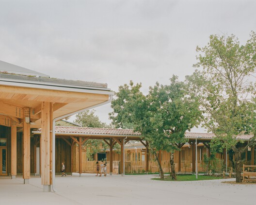 Escola Elisabeth and Robert Badinter / Ferron & Monnereau Architects + Atelier Besson Bolze - Imagem 2 de 20