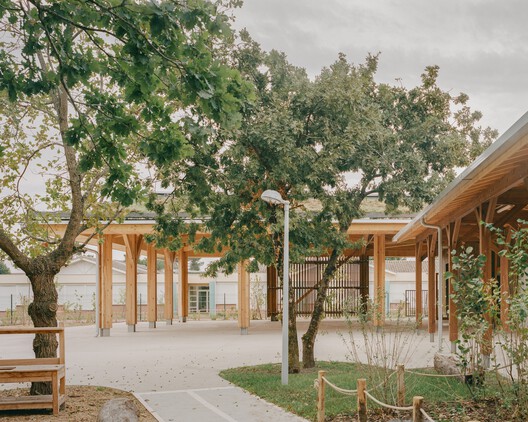 Escola Elisabeth and Robert Badinter / Ferron & Monnereau Architects + Atelier Besson Bolze - Fotografia de Exterior, Pilar