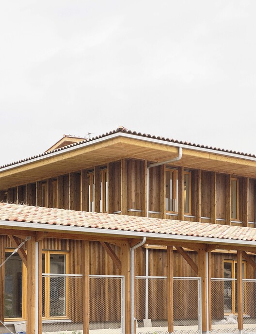 Escola Elisabeth and Robert Badinter / Ferron & Monnereau Architects + Atelier Besson Bolze - Fotografia de Exterior, Madeira, Viga, Pilar