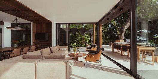 Casa Nalani e Casa Elu / Instinto Estudio - Fotografia de Interiores, Sala de Estar, Madeira, Sofá, Cadeira, Mesa, Porta