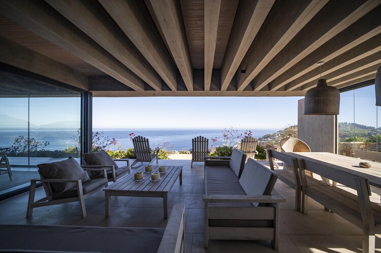 Casa D12 / PAR Arquitectos - fotografía de interiores, sala, madera, mesa, sillas, balcón, vigas fijas