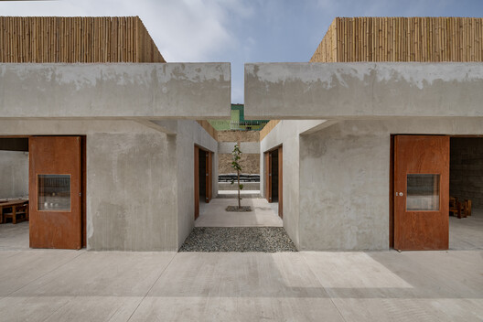 Escuela Nido Modular en Ancón: Linaje de David II / cotacero - Fotografía exterior, Concreto