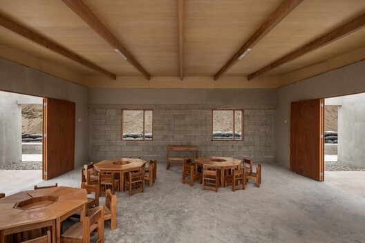 Escuela Nido Modular en Ancón: Linaje de David II / cotacero - Fotografía interior, Comedor, Madera, Concreto, Fijación Vigas