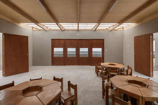 Escuela Nido Modular en Ancón: Linaje de David II / cotacero - Fotografía interior, Comedor, Madera