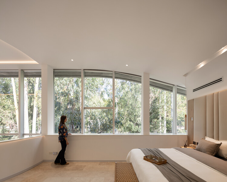 Arquitectos de ballena/brigati -poak - fotografía interior, dormitorio, madera, cama, iluminación, sillas, vidrio