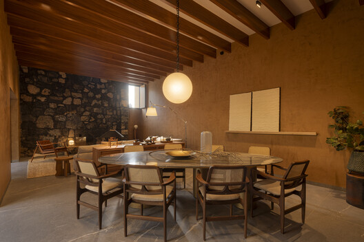 Casa Jacona  / TAAB - Fotografía interior, Comedor, Madera, Mesas, Iluminación, Sillas