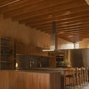 Jacona House / Taab - Fotografía interior, cocina, madera, fijación de rayos, encimera