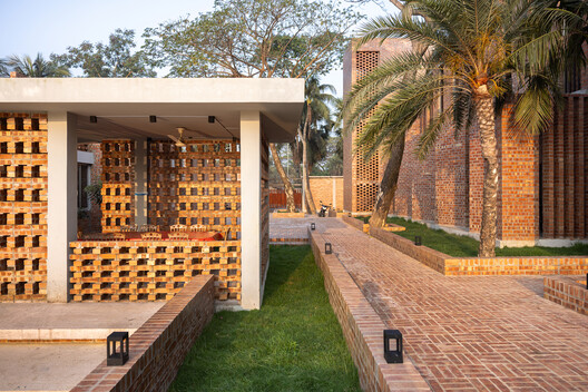 Centro de Capacitación CODEC - Kuakata / Community Development Centre (CODEC) - Fotografía exterior, Ladrillo