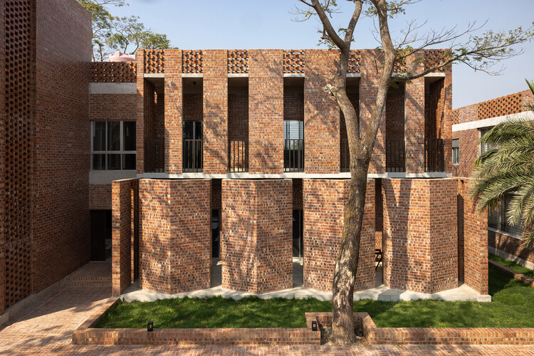 Centro de capacitación de códec - Kukata/Centro de Desarrollo Comunitario (CodeCodec) - Fotografía externa, ladrillos