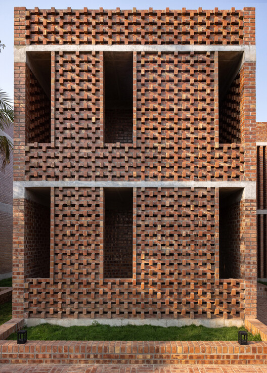 Centro de capacitación de códec - Kukata/Centro de Desarrollo Comunitario (CodeCodec) - Fotografía externa, ladrillos