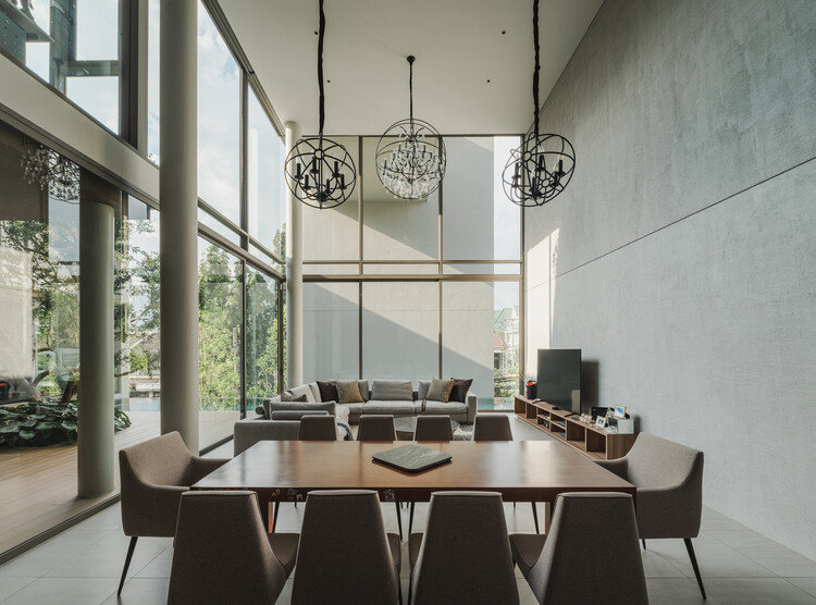 Casa Pridi 41 / Anónimo - fotografía de interiores, comedor, sillas, madera, mesa, iluminación, vidrio