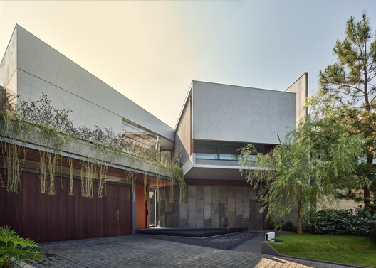 Atarashii House / Rakta Studio