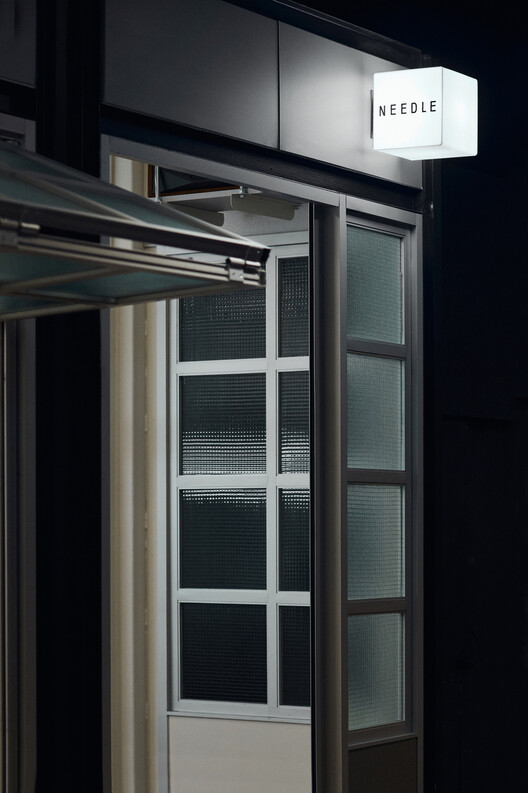 Needle MUT / Bravo - Fotografía interior, Vidrio