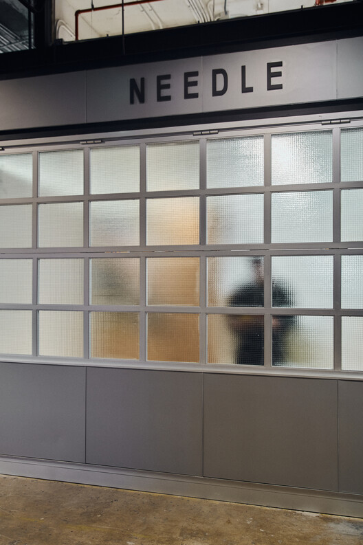 Needle MUT / Bravo - Fotografía interior, Vidrio