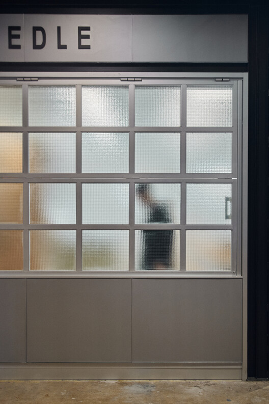 Needle MUT / Bravo - Fotografía interior, Puerta, Vidrio