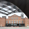 Gijs Van Vaerenbergh instala un laberinto de vacíos booleanos en Genk. Imagen © Filip Dujardin               Día Mundial de la Arquitectura 2025: cómo diseñar para ser fuertes en tiempos de crisis - Image 1 of 4