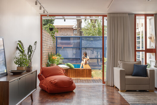 Casa FP / Estúdio Cacau - Fotografía interior, Sala de estar, Sillones, Madera, Sillas
