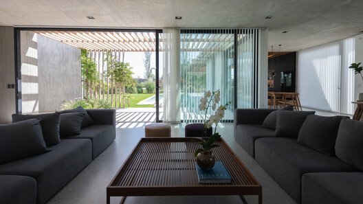 Casa La Providencia / MMCV Casa La Providencia / MMCV - Fotografía interior, Sala de estar, Sillones, Sillas, Patio interior