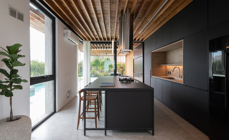 Casa La Providencia / MMCV - fotografía de interiores, cocina, madera, mesadas, sillas