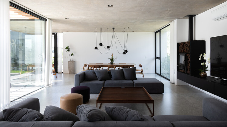 Casa La Providencia / MMCV - fotografía de interiores, sala, sillón, iluminación, mesa, sillas