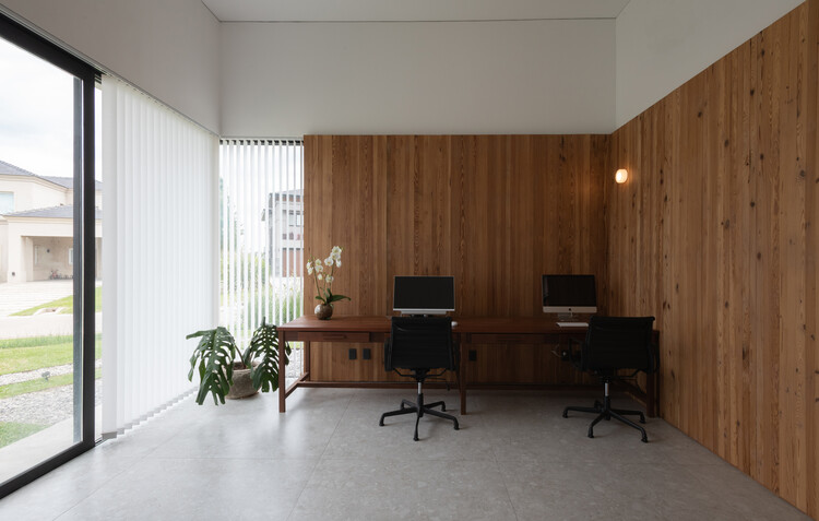 Casa La Providencia / MMCV - fotografía de interiores, madera, luces, sillas