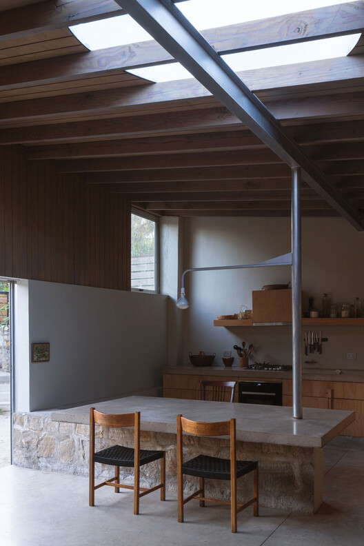 Casa Concón / Osvaldo Larrain - Fotografía interior, madera, vigas fijas, encimeras, sillas