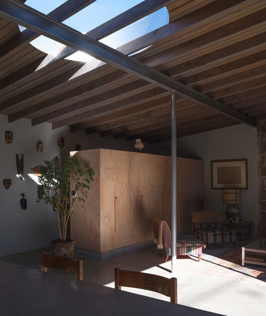 Casa Concón / Osvaldo Larrain + Tomás Tironi - Fotografía interior, Madera, Iluminación, Fijación Vigas, Sillas