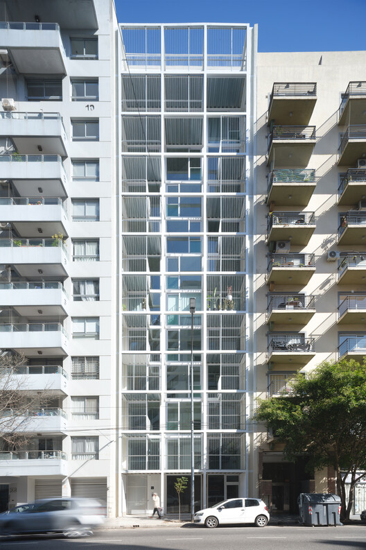 2636 conjuntos de edificios de viviendas colectivas / A3 Luppi Ugalde Invierno - Fotografía exterior, Balcón