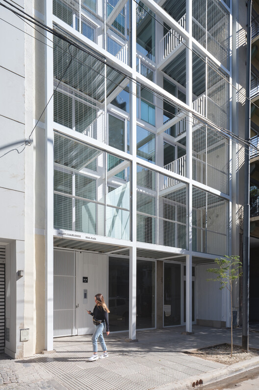 Edificio residencial colectivo 2636 Sets / A3 Luppi Ugalde Invierno - Fotografía interior, vidrio