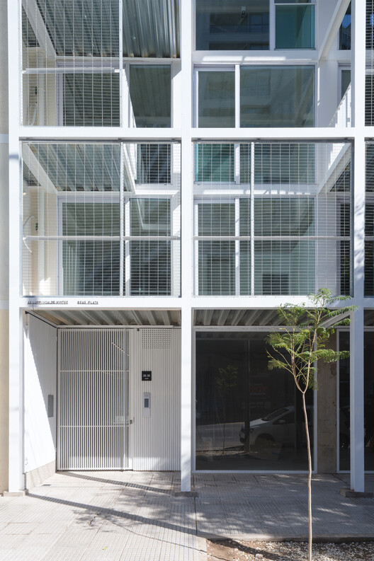 Edificio de Vivienda Colectiva 2636 flats / A3 Luppi Ugalde Winter - Fotografía interior, Vidrio