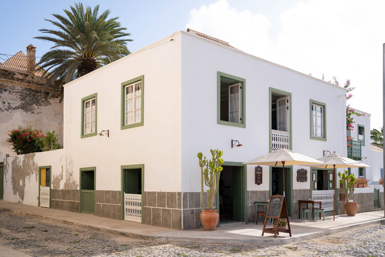 Casa Sodade/estudio treze. - Fotografía exterior, mesas, sillas.