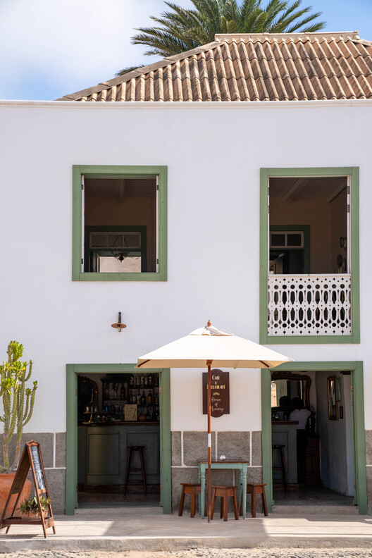 Casa Sodade/estudio treze. - Fotografía de interiores, mesa, sillas.
