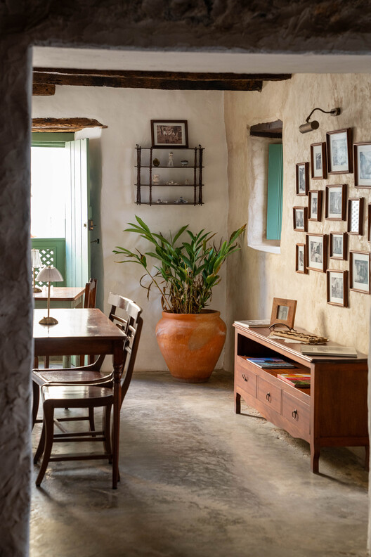 Casa Sodade/estudio treze. - Fotografía de interiores, madera, mesas, luces, sillas.