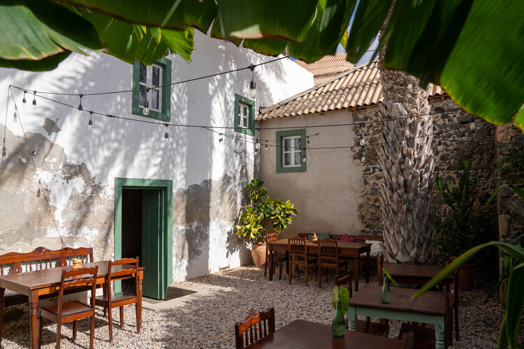 Casa Sodade/estudio treze. - fotografía exterior, sillas, patio interior.