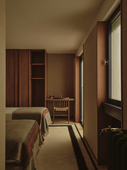 Reforma integral de vivienda en Salamanca, Madrid / Pulso Arquitectos - fotografía de interiores, madera, iluminación, dormitorios, camas, sillas