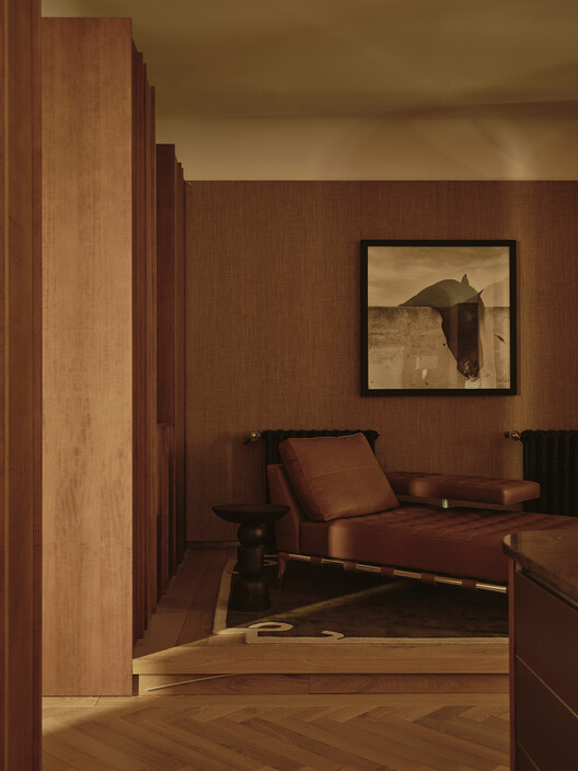 Reforma integral de vivienda en Salamanca, Madrid / Pulso Arquitectos - fotografía de interiores, madera, sillas