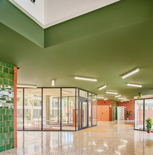 50 Viviendas sociales – DE PEUS A TERRA i el cap pels núvols / Miel Arquitectos + MARMOLBRAVO + MADhel 50 Viviendas sociales – DE PEUS A TERRA i el cap pels núvols / Miel Arquitectos + MARMOLBRAVO + MADhel - Imagen 11 de 22