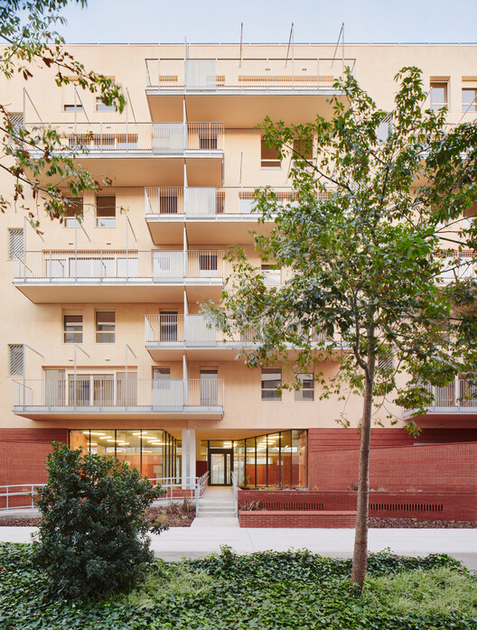 50 Visiones Sociales - pies en la tierra, a través de las nubes / mir aquitetos + marmolbravo + madhel - fotografía exterior, balcón