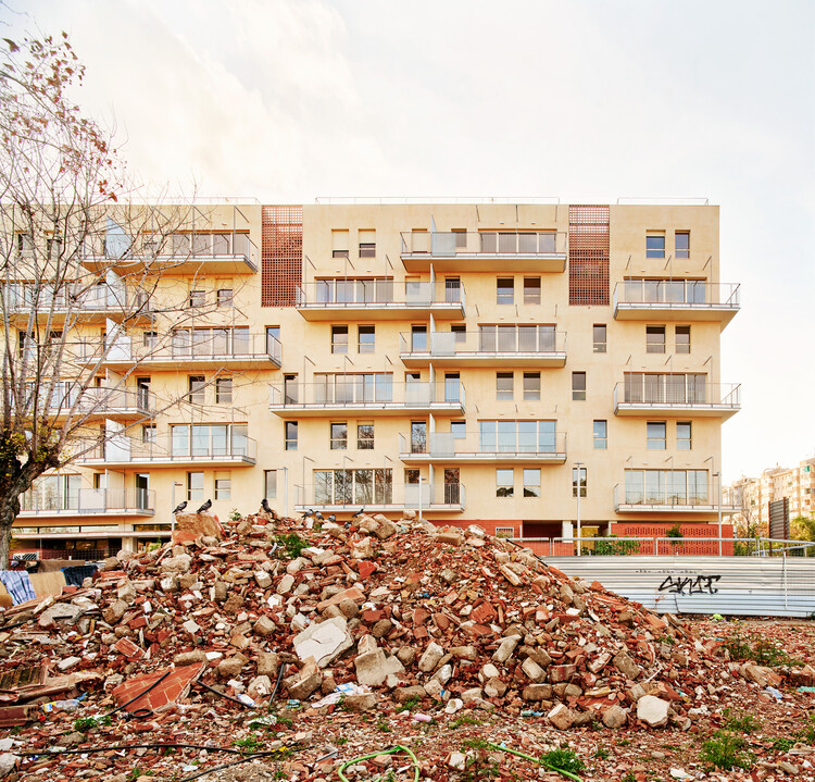 50 Visiones Sociales - Pies - Alcanzando las Nubes / Miel Arquitectos + Marmolbravo + Madhel - Fotografía Exterior, Fachada, Balcón, Concreto