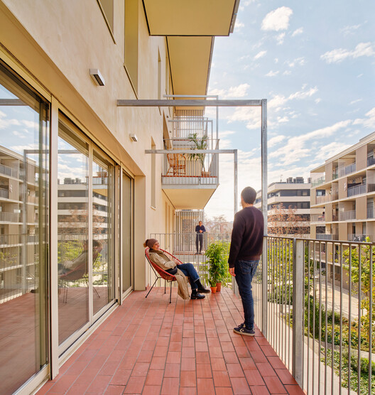 50 Viviendas sociales – DE PEUS A TERRA i el cap pels núvols / Miel Arquitectos + MARMOLBRAVO + MADhel 50 Viviendas sociales – DE PEUS A TERRA i el cap pels núvols / Miel Arquitectos + MARMOLBRAVO + MADhel - Fotografía interior, Balcón, Concreto