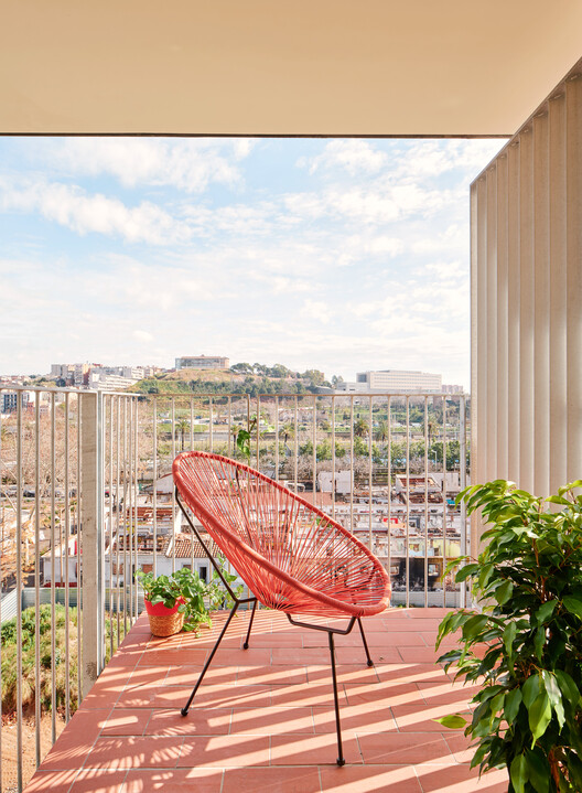 50 Viviendas sociales – DE PEUS A TERRA i el cap pels núvols / Miel Arquitectos + MARMOLBRAVO + MADhel 50 Viviendas sociales – DE PEUS A TERRA i el cap pels núvols / Miel Arquitectos + MARMOLBRAVO + MADhel - Fotografía interior, Sillas, Balcón