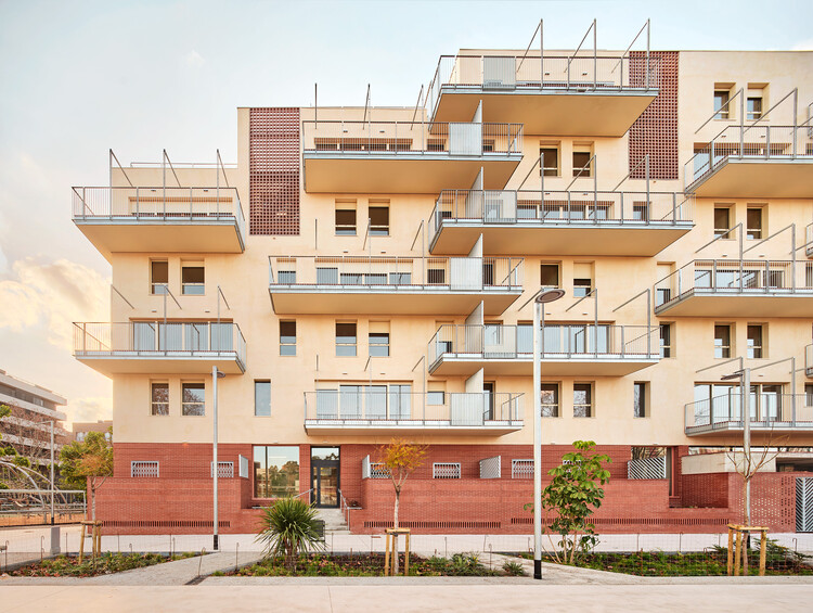 50 Visiones Sociales - Los pies en la tierra, a través de las nubes / Mir Arquitetos + Marmolbravo + Madhel - Fotografía de exteriores, Fachada, Barkorn