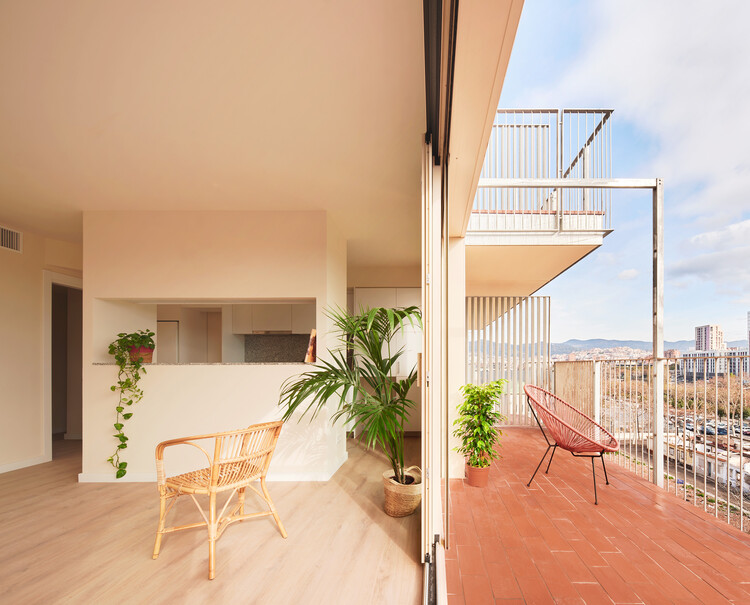 50 Espectadores Sociales - De los pies a la tierra, a través de las nubes / Mil Arquitez + Marmolbravo + Madhel - Fotografía de interiores, Balcón