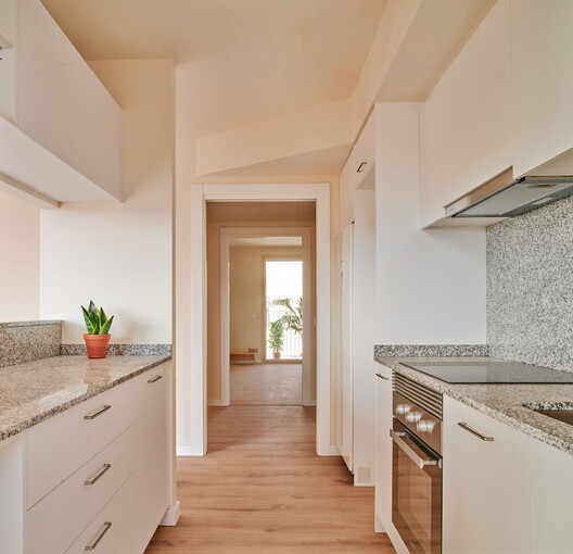 50 Viviendas sociales – DE PEUS A TERRA i el cap pels núvols / Miel Arquitectos + MARMOLBRAVO + MADhel 50 Viviendas sociales – DE PEUS A TERRA i el cap pels núvols / Miel Arquitectos + MARMOLBRAVO + MADhel - Fotografía interior, Cocina, Madera, Encimera