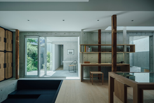 Casa Sa_Yu / FATHOM - Fotografía interior, Madera, Vidrio, Sillas